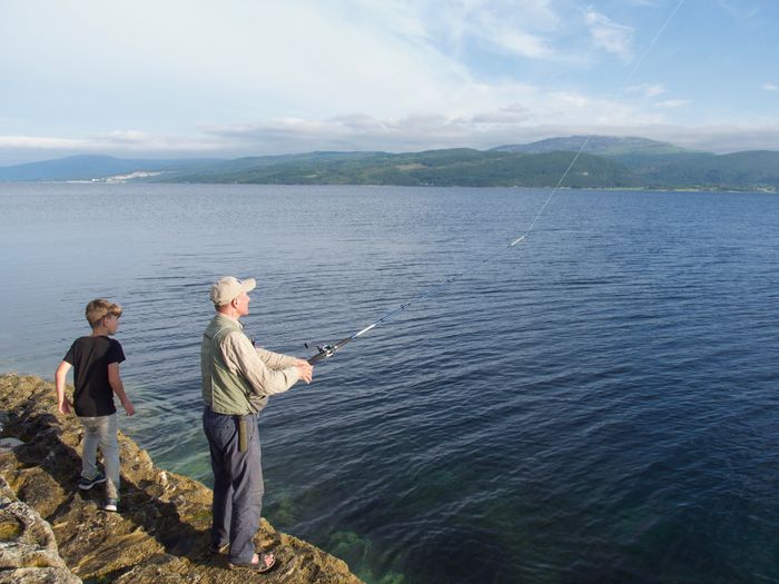 men-fishing-sea-against-sky.jpg