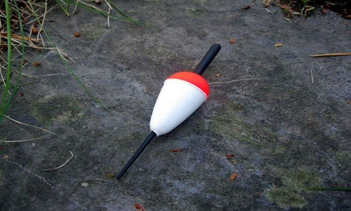 Slip bobber to control fishing depth 