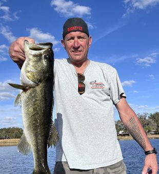 Orlando bass fishing adventure – hook and land aggressive largemouth.