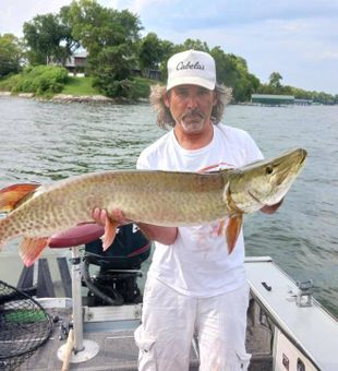 Lines out, good vibes on the lake.