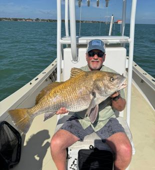 Big redfish action in St. Petersburg, FL — powerful runs, tight lines, and unforgettable inshore fishing on Florida’s Gulf Coast.