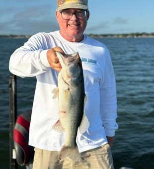 Target aggressive largemouth bass with experienced local knowledge and maximize every cast.