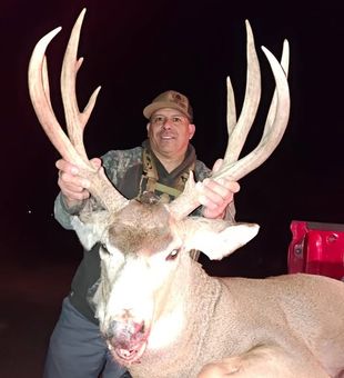 Book a guided deer hunt in Lamar, CO, and discover why southeastern Colorado is a top destination for hunters seeking exciting and rewarding outings.