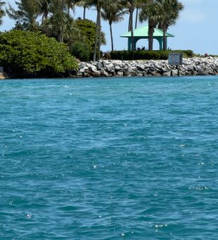Scenic Lake Park FL coastline perfect for guided tours.