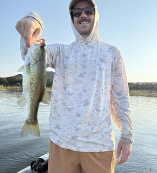Nice Florida Bass on fly fishing with light tackle in these clear conditions!