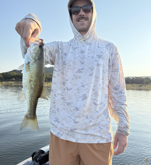 Nice largemouth bass on fly fishing with light tackle in clear conditions!