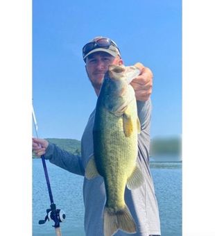 Lake Guntersville Bass catch ! Book your trip now