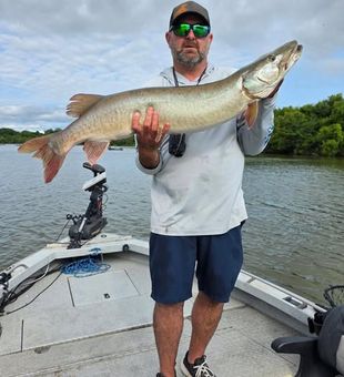 Find Your Next Favorite Fishing Spot. Ohio’s lakes and rivers are full of opportunities to cast a line, explore new waters, and enjoy a rewarding day outdoors. Whether you're chasing bass, walleye, or other freshwater favorites, every trip brings a new reason to love fishing.