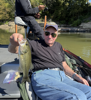 Exciting largemouth bass action using jigging and trolling in clear conditions!