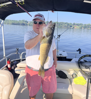 Huge 23-inch walleye caught deep sea jigging in Stillwater!