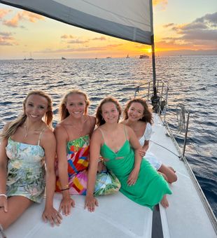 Perfect sunset cruise vibes in beautiful Honolulu waters!