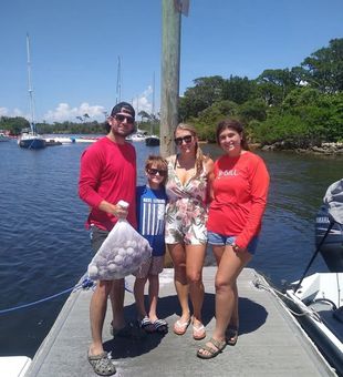 Beat the summer heat with a fun-filled Homosassa scalloping trip. Gather fresh scallops, explore the Gulf's shallow flats, and create memories that last a lifetime.