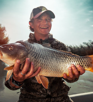 Nice Common Carp using jigging technique! Clear conditions made for an exciting fishing adventure.