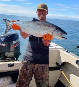 Salmon Trophy in Lower Kenai Fishing! Book Now!