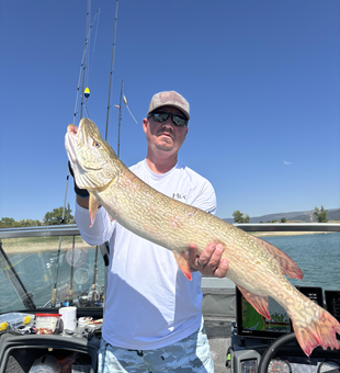 Nice Northern Pike using deep sea jigging techniques in clear conditions!