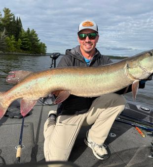 Powerful muskie catch on the lake
