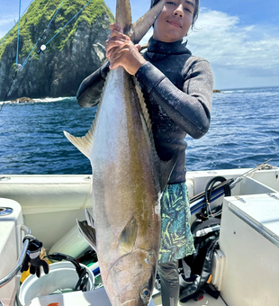 Impressive Amberjack catch near the rocky coastline of Playa Flamingo!