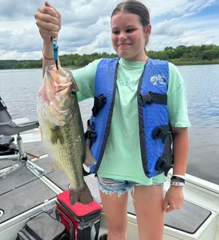 Spend a day casting across the scenic waters of Pomme de Terre Lake and discover why anglers return to Pittsburg, MO year after year.