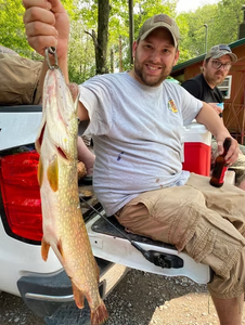 Two people fishing in Hale