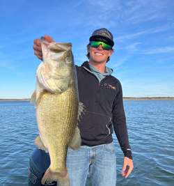 Fisherman with big 33-inch catch in TX