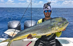 2 people fishing in the waters of Key Largo