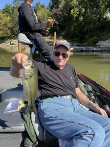 Exciting largemouth bass action using jigging and trolling in clear conditions!