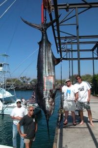 4 people enjoy a fishing trip in HI