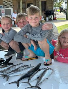 6 people fishing in Gulf Shores with 3 big fish