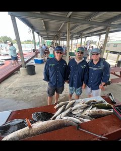 8 people enjoying a fishing tour in LA