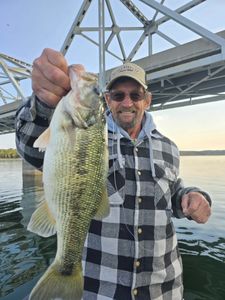 Angler holding a 25-inch fish in MO
