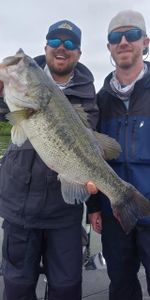 Two anglers in TX landing a 24-inch fish