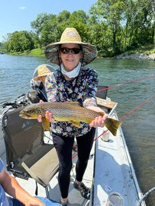 Catch Excitement on the White River – Book Your Arkansas Fishing Adventure Today!