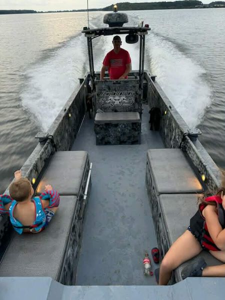 High-speed airboat adventure cuts through the water!