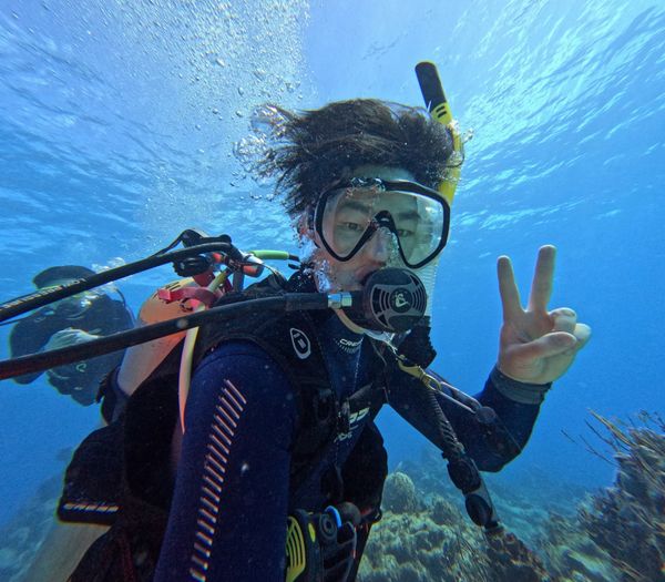 Exploring the underwater world with perfect diving form!