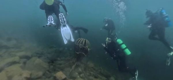 Exploring the depths with perfect underwater visibility!