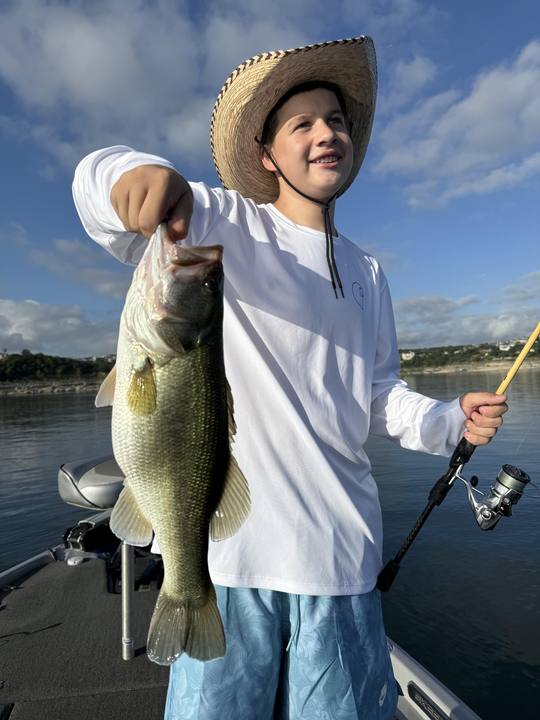 Huge 32-inch Largemouth Bass reeled in with light tackle!