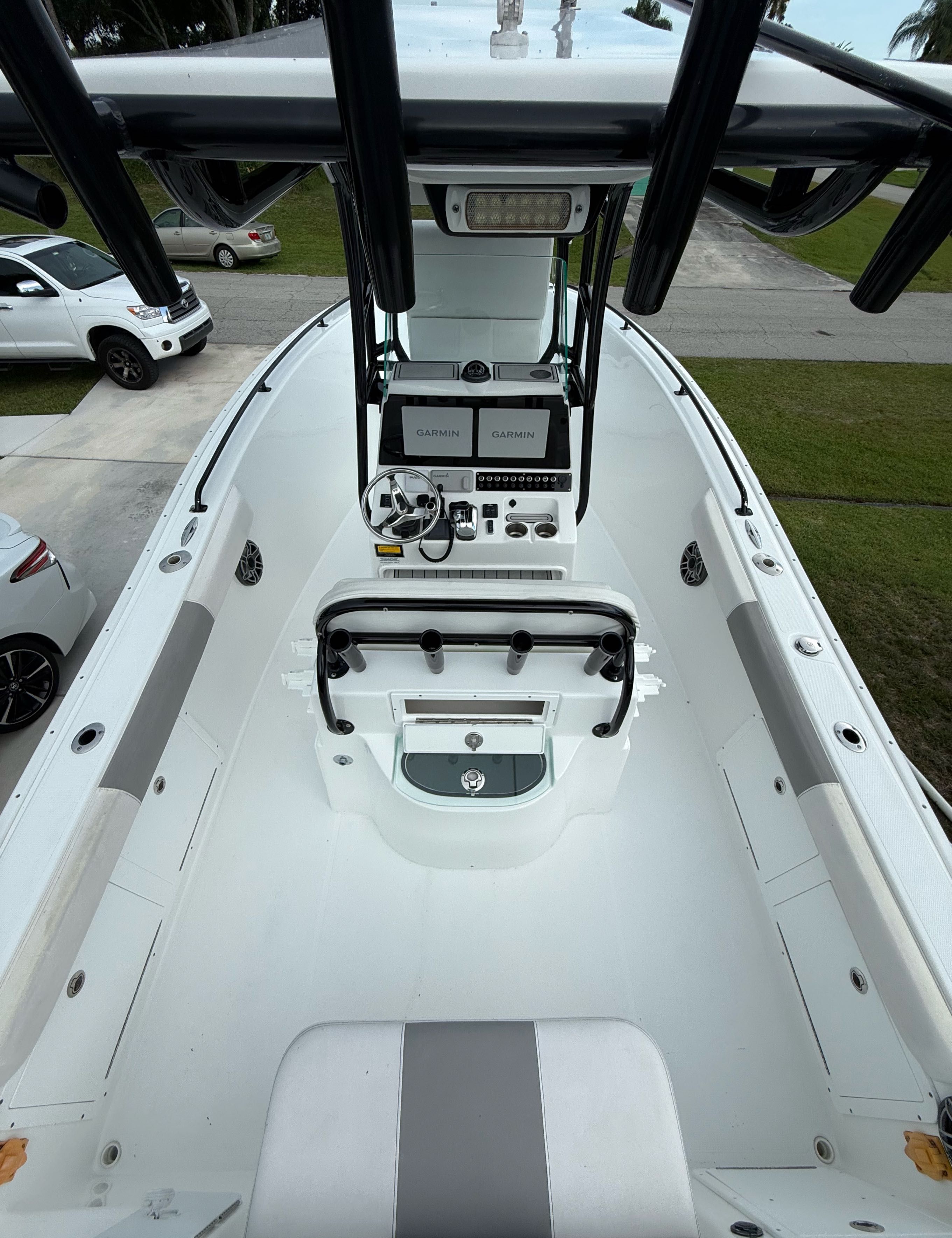 Motorboat (engine-powered)