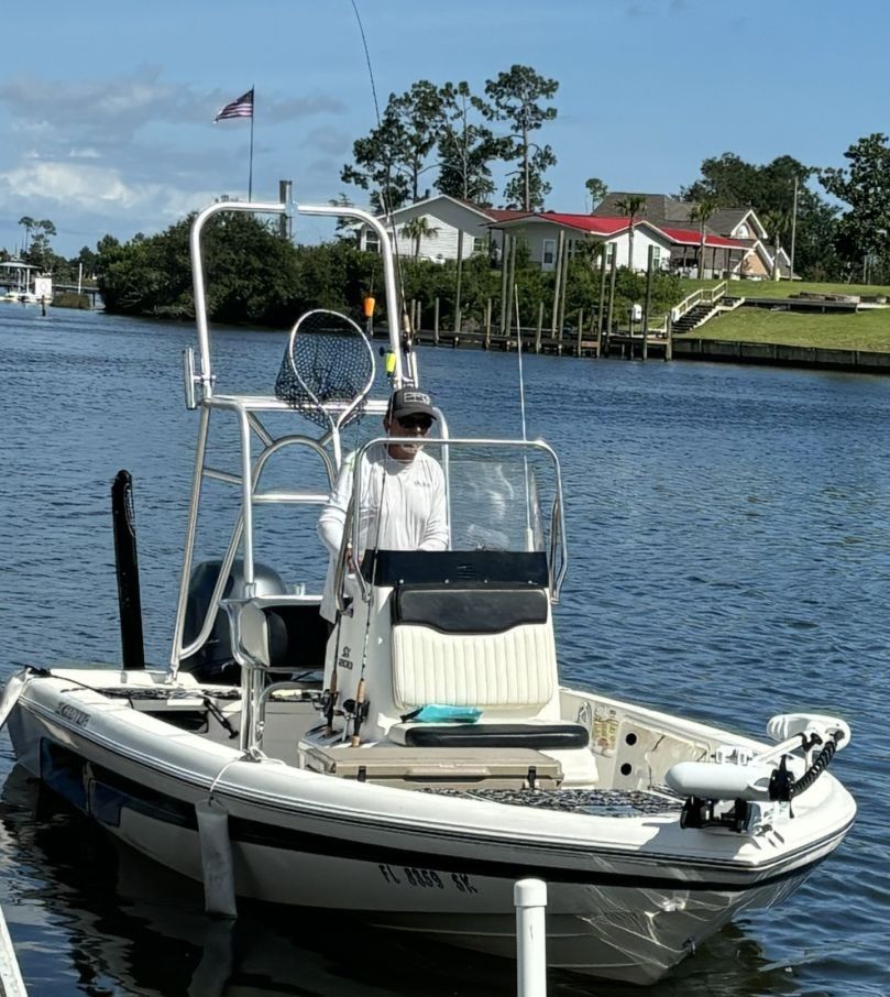 Motorboat (engine-powered)