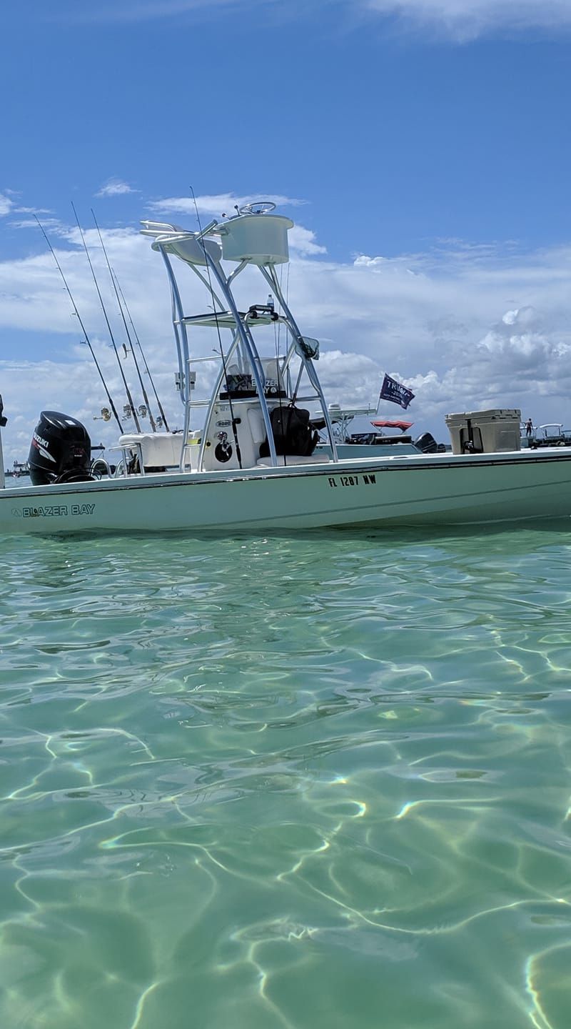 Motorboat (engine-powered)