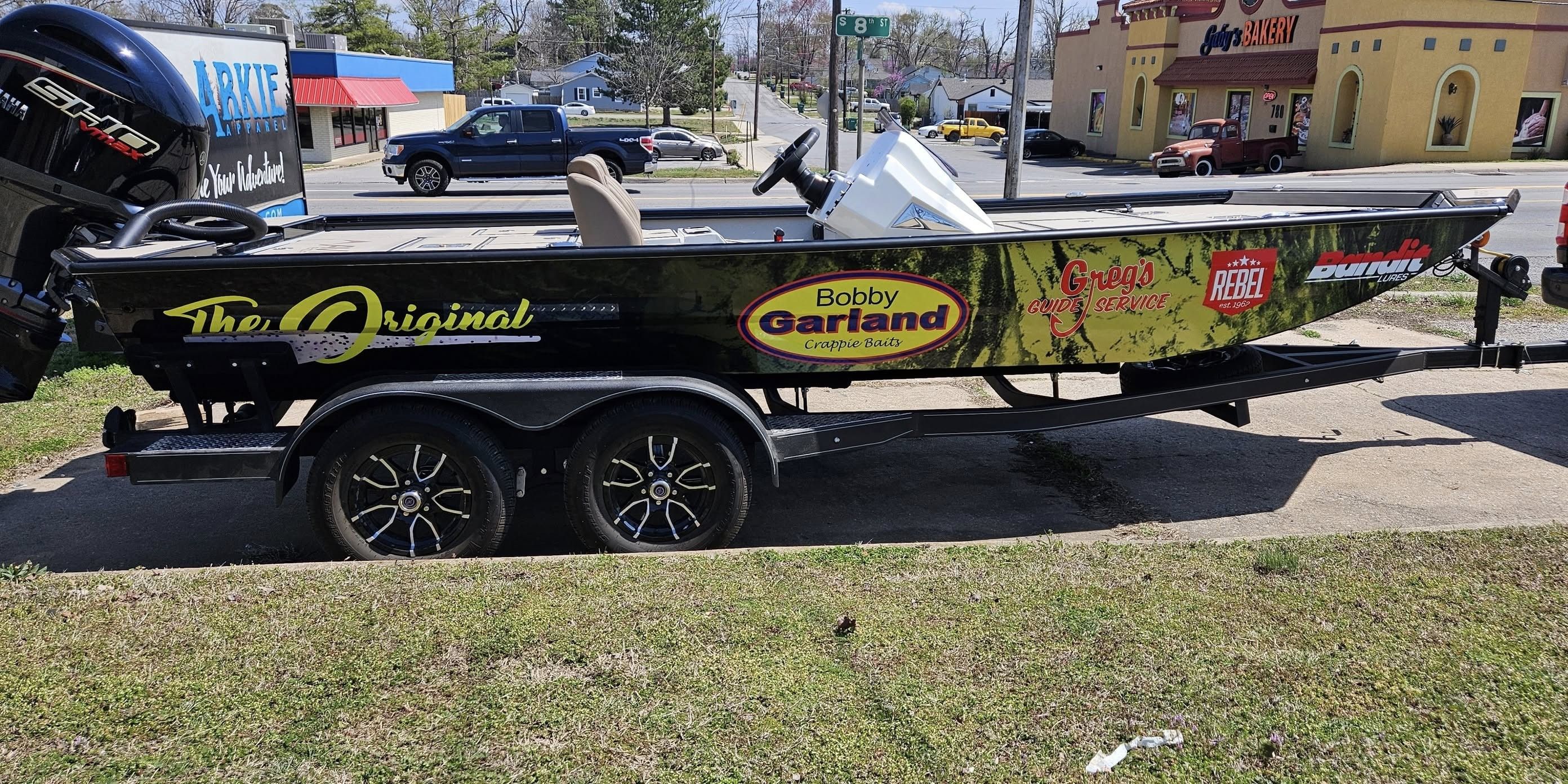 Motorboat (engine-powered)