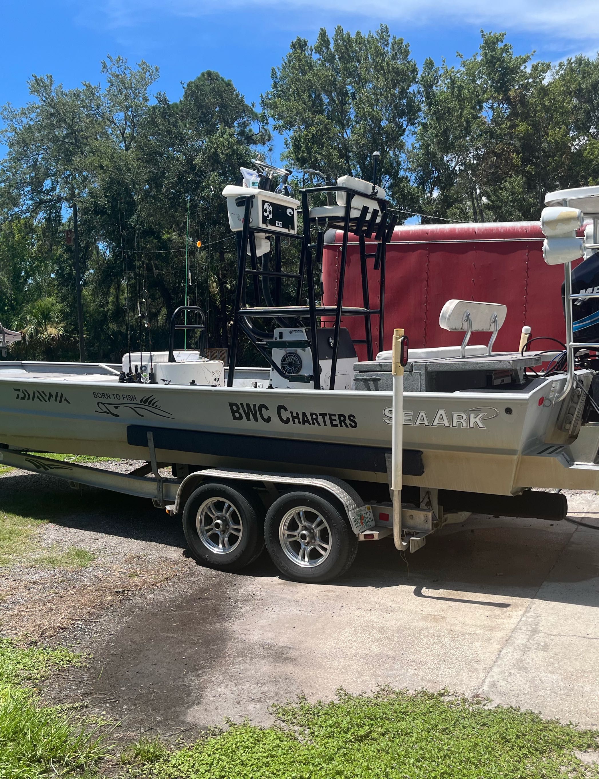 Motorboat (engine-powered)
