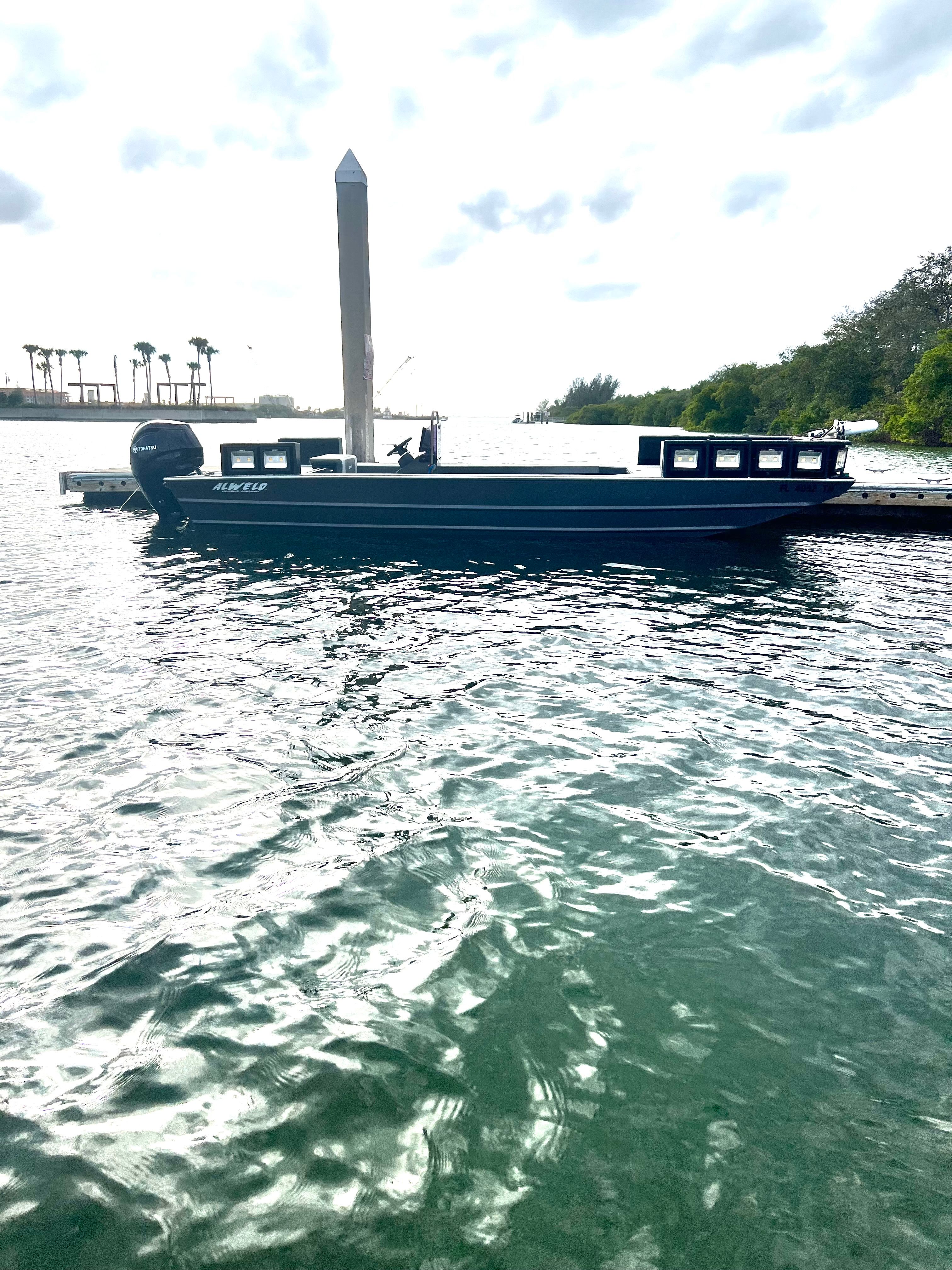 Motorboat (engine-powered)