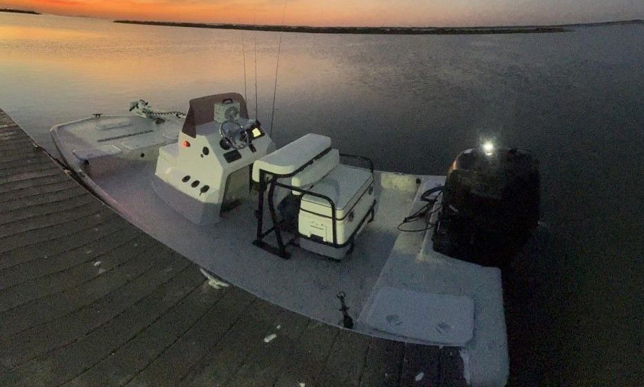 Motorboat (engine-powered)