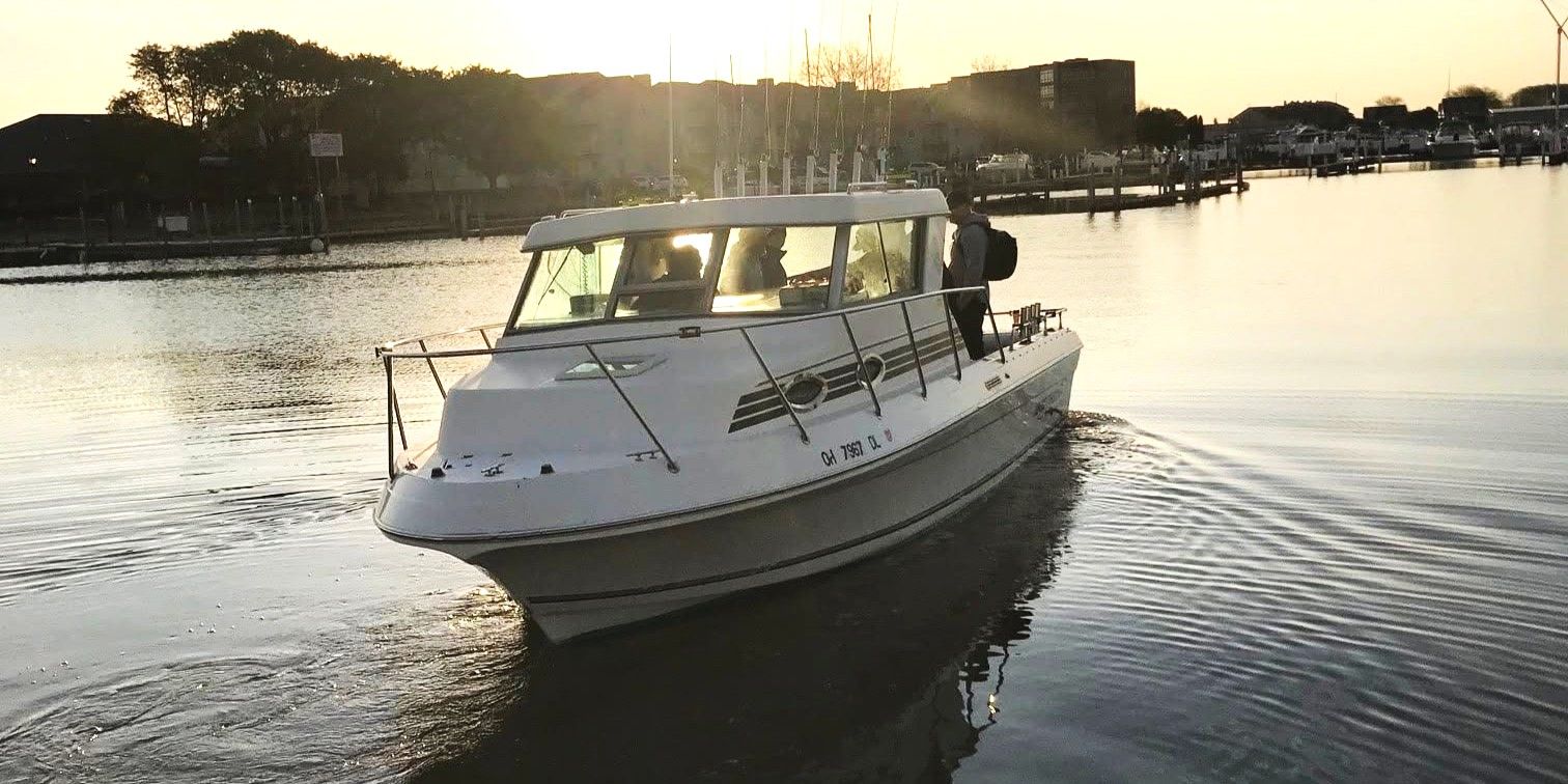 Motorboat (engine-powered)