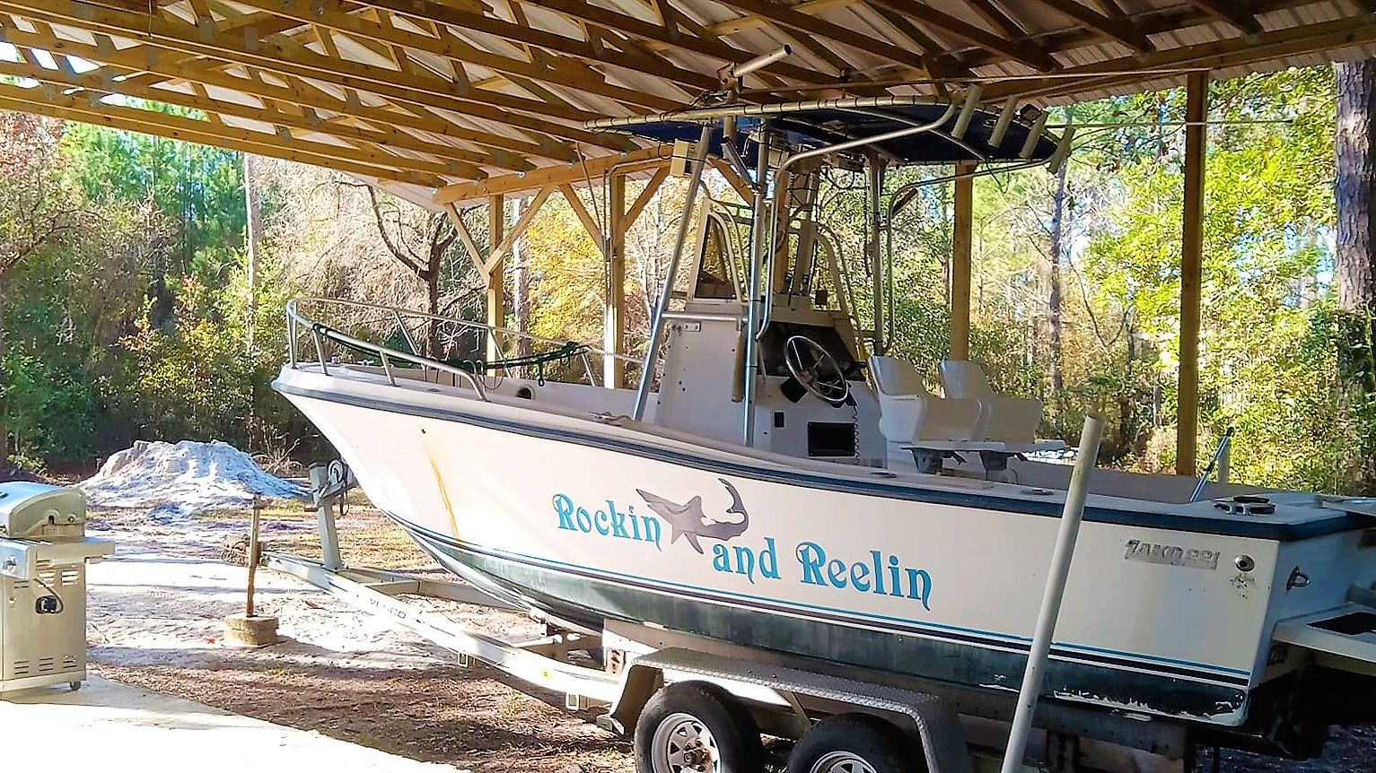 Motorboat (engine-powered)