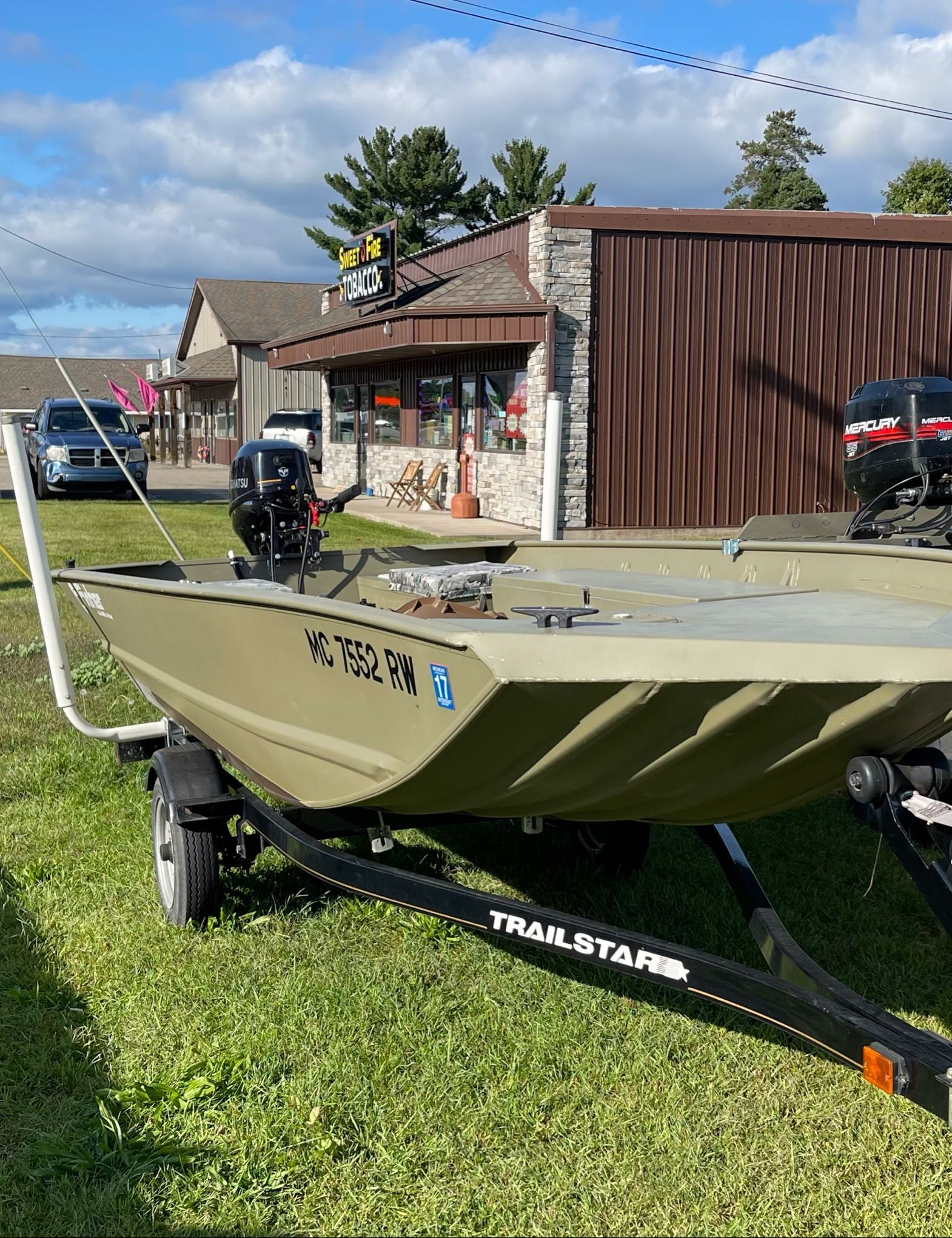 Motorboat (engine-powered)