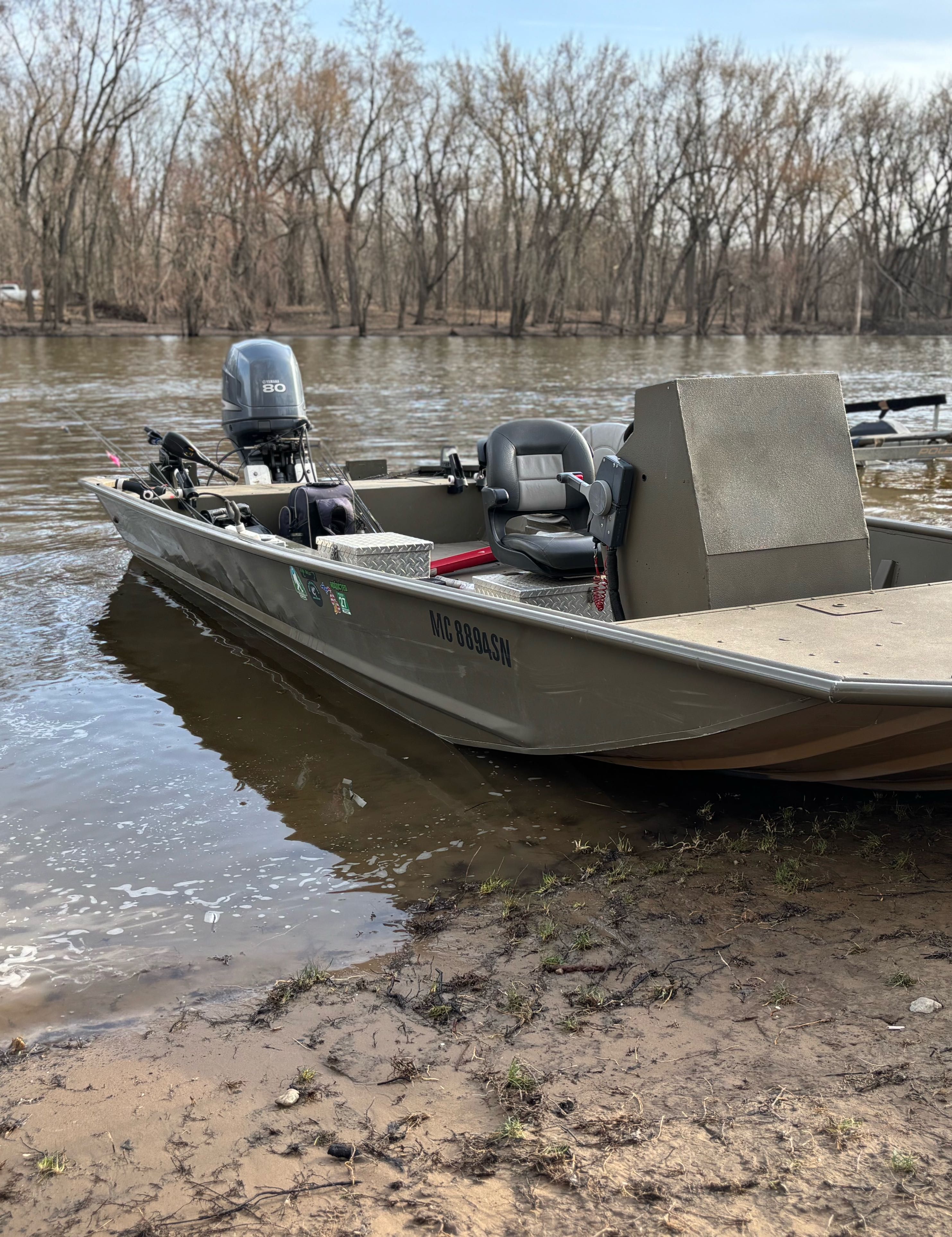 Motorboat (engine-powered)