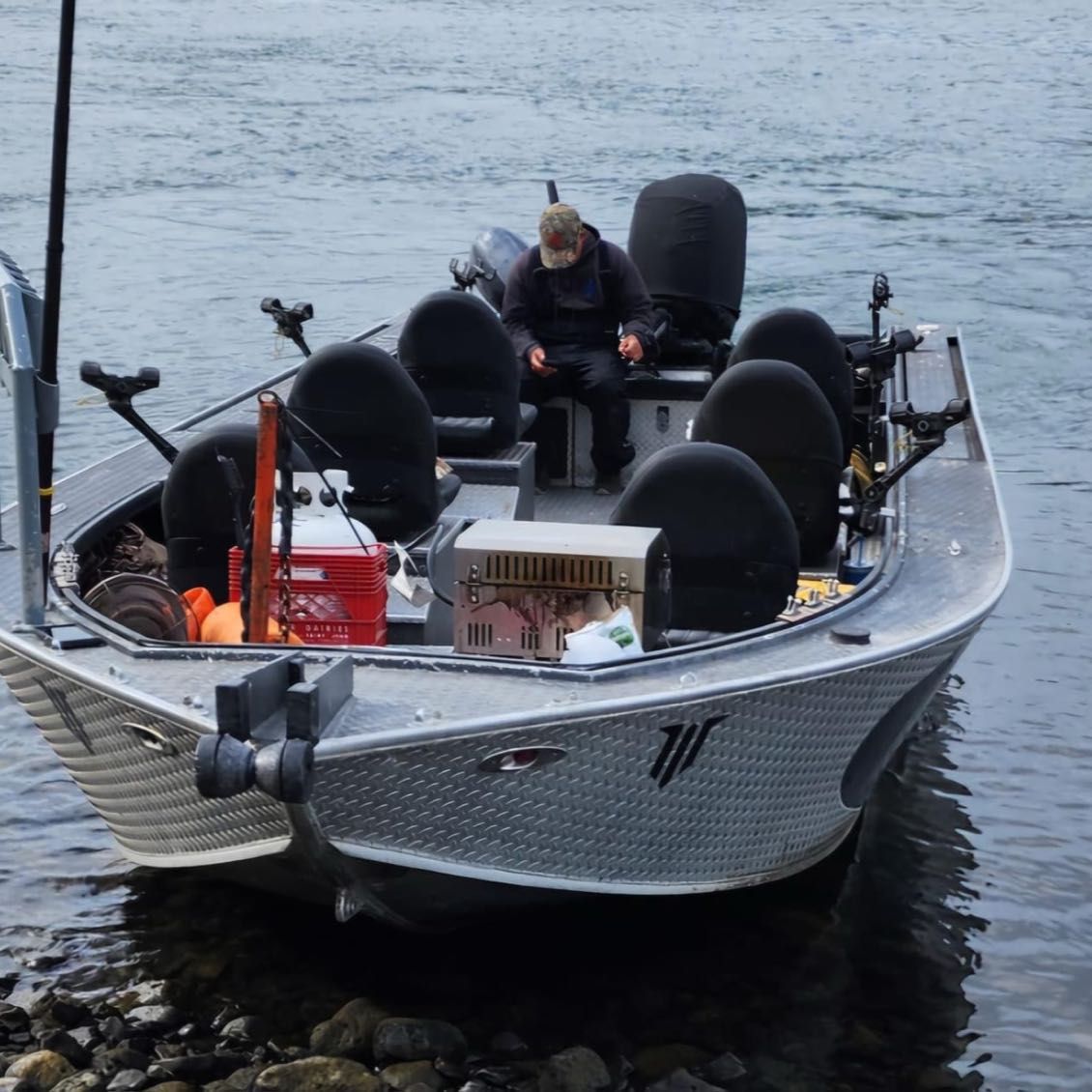 Motorboat (engine-powered)