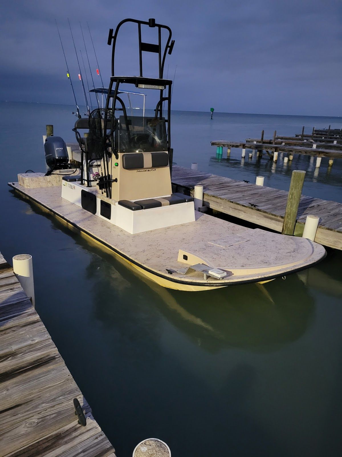Motorboat (engine-powered)