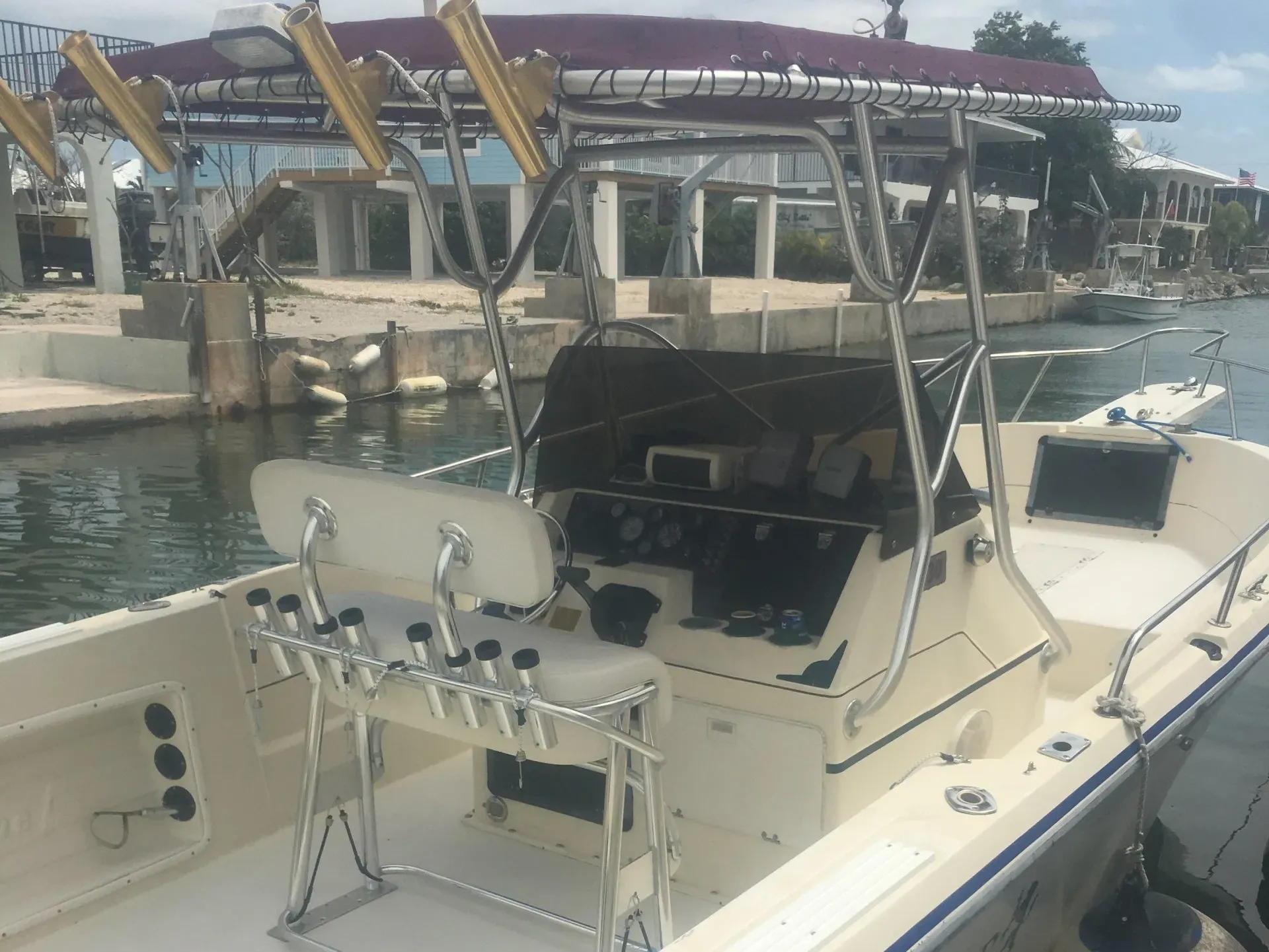 Motorboat (engine-powered)